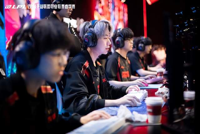  JackeyLove新星逆转表现惊艳，FPX未来可期！